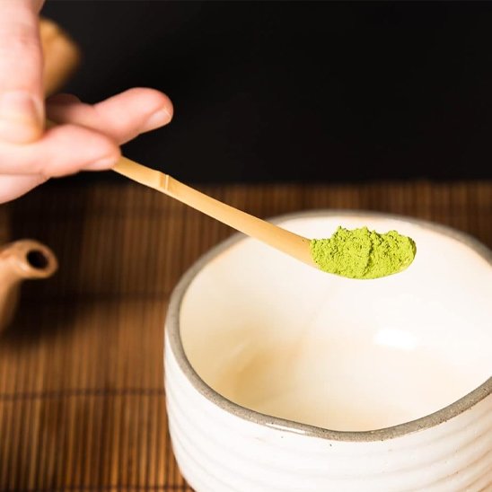 Cuillère à thé avec du thé matcha