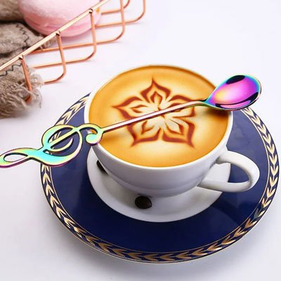 Cuillère note de musique dessus une tasse remplie de café