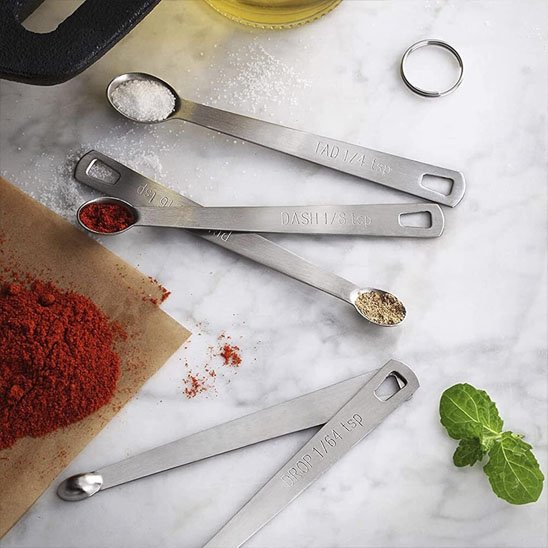 Cuillère doseuse sur la table avec plusieurs mélanges d'épices