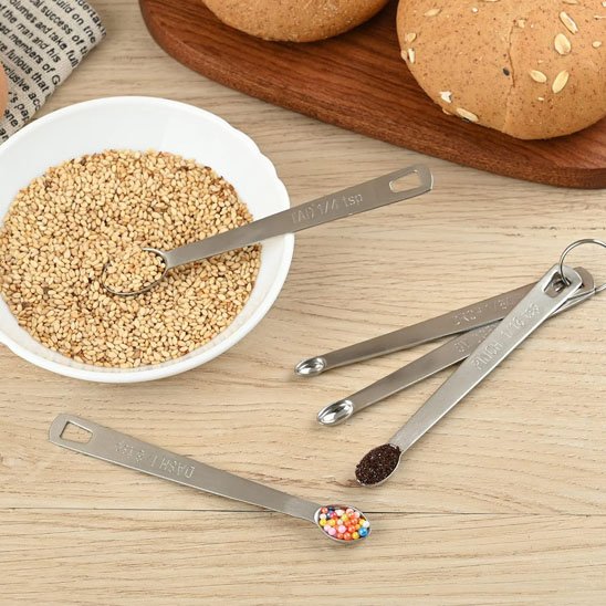 Cuillère doseuse avec une assiette de graines 