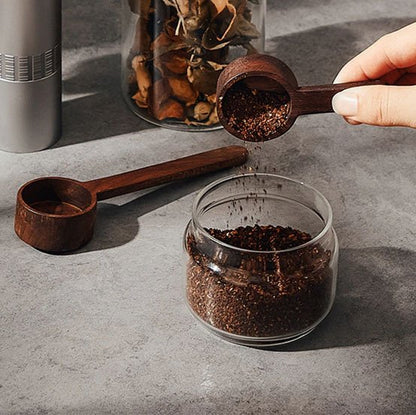 Cuillère doseuse avec du cafe moulu