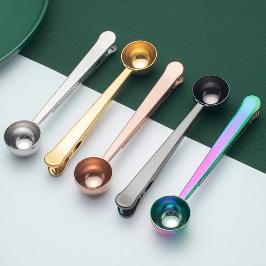 Cuillère doseuse sur une table