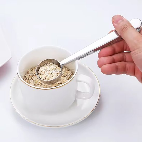 Cuillère doseuse dans une tasse