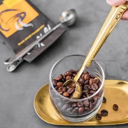 Cuillère doseuse avec du cafe