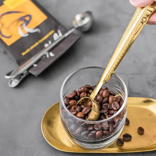 Cuillère doseuse avec du cafe