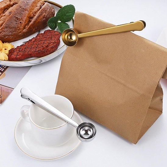 Cuillère doseuse  sur une tasse