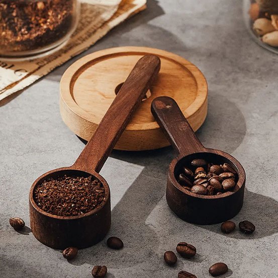 Cuillère doseuse avec du cafe