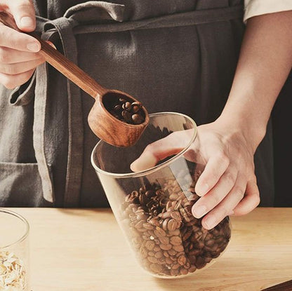 Cuillère doseuse dans un pot de cafe