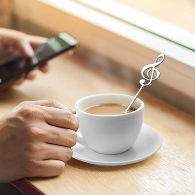 Cuillère note de musique dans une tasse café