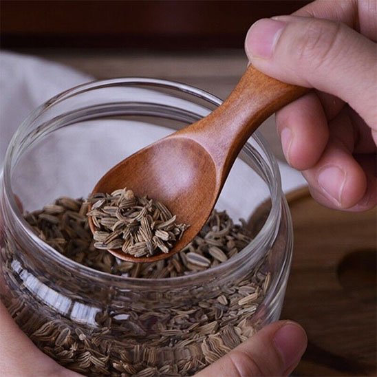Cuillère en bois avec des graines
