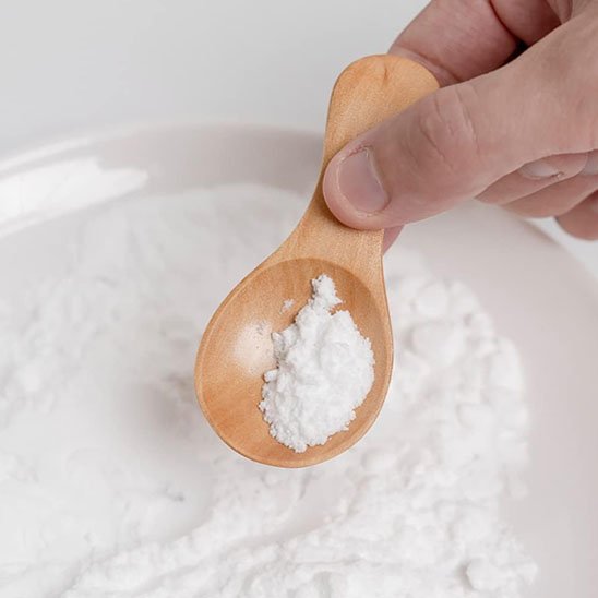 Cuillère en bois dans une assiette de sel