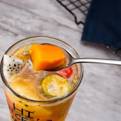 Cuillère dans un verre prenant un fruits