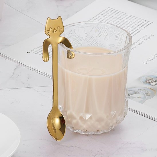 Cuillère or dans un verre