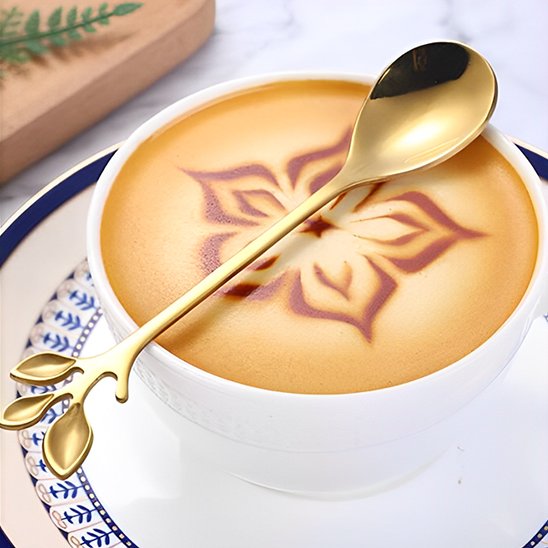 Cuillère posée sur une tasse