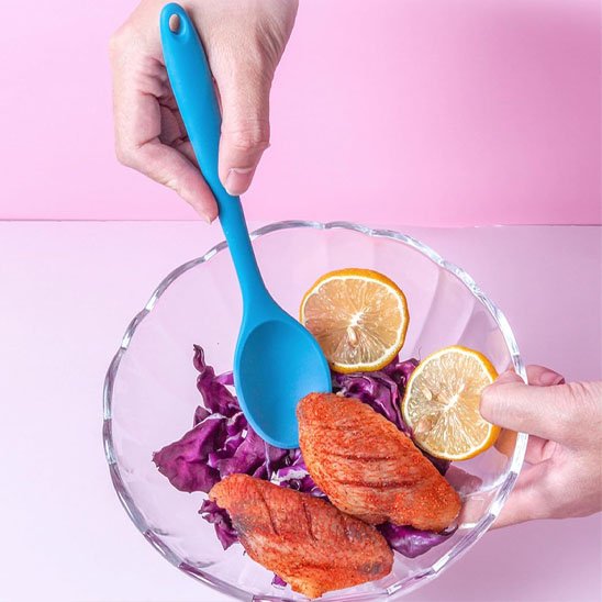 Cuillère bleue dans une tasse transparente