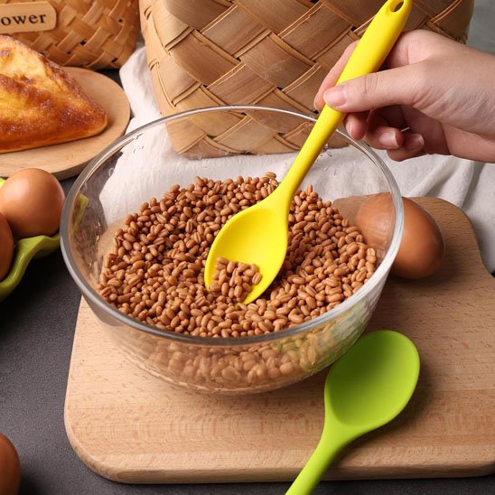 Cuillère avec de la sauce tomate