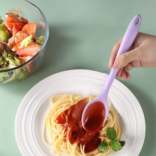 Cuillère avec des spaghetti