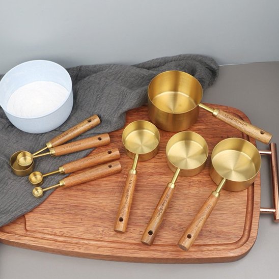 Cuillère doseuse sur une planche en bois