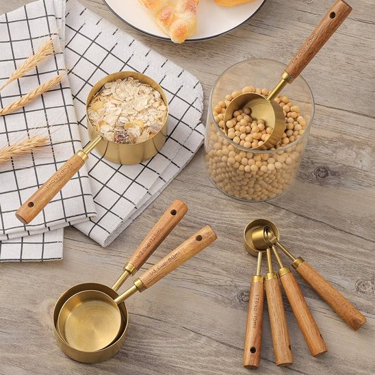 Cuillère doseuse remplit sur la table