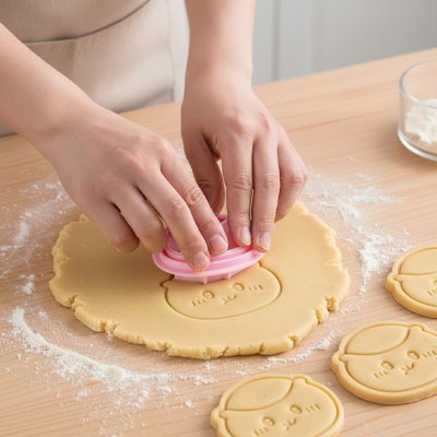 Emporte pièce 2 mains pressant sur la pâte avec l'emporte-pièce