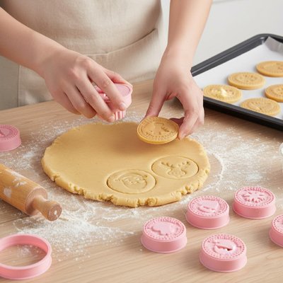 Emporte piece noel étalé sur la table 