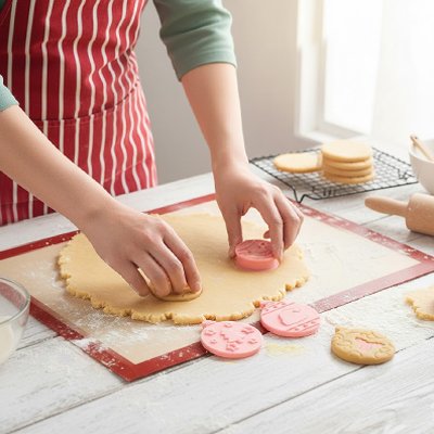 Emporte piece noel sur un tapis de cuisson