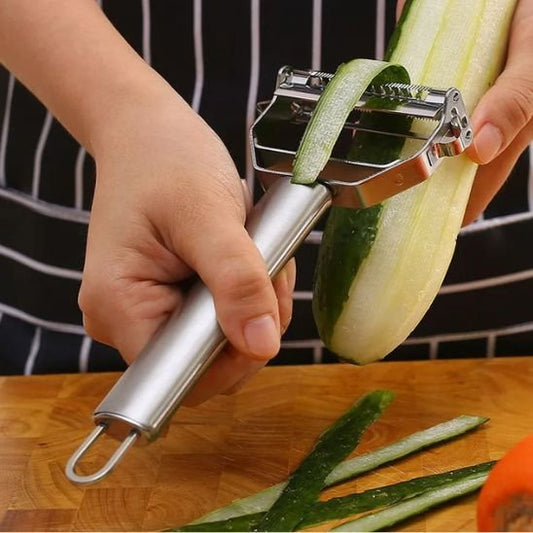 eplucheur legume râpant une courgette