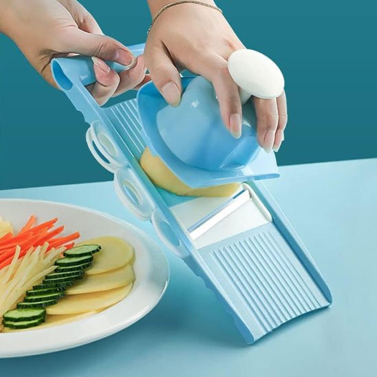 Mandoline cuisine avec une assiette de légumes 