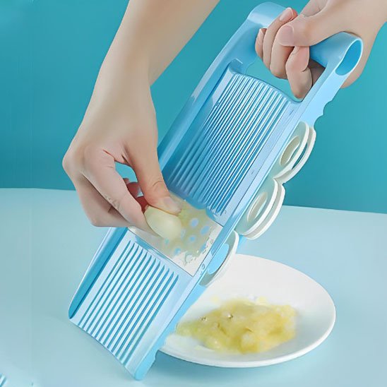 Mandoline cuisine coupant sur une assiette