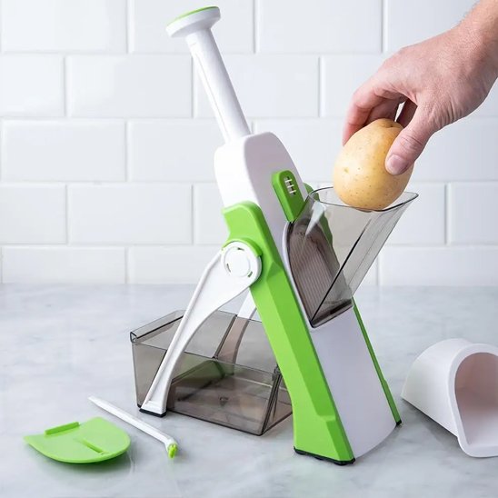 Mandoline cuisine avec une pomme de terre