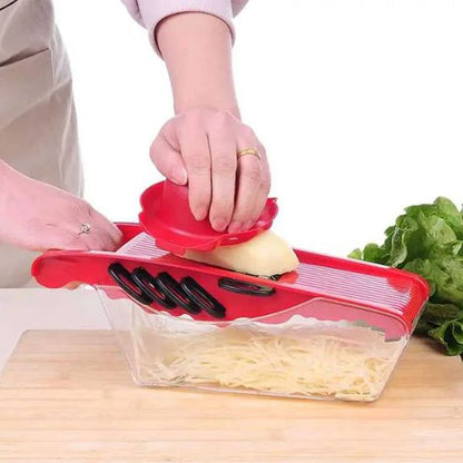 Mandoline cuisine sur une table préparant du fromage râpé