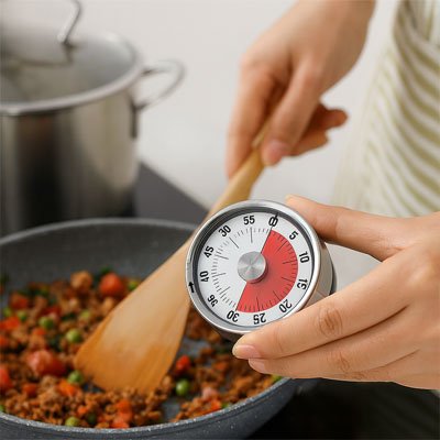Minuteur cuisine dans une main pour une poêlée