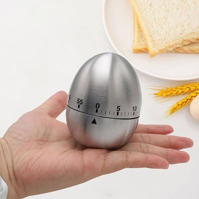 Minuteur cuisine sur une main à plat
