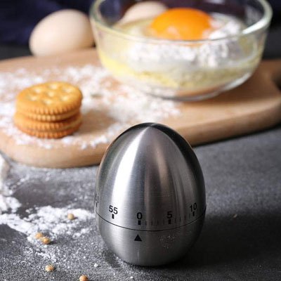 Minuteur cuisine sur une table avec des biscuits