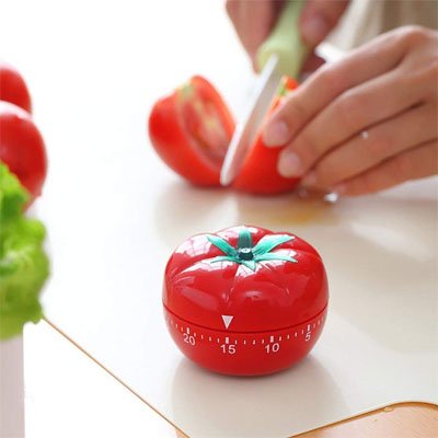 Minuteur cuisine plus une tomate coupée en deux
