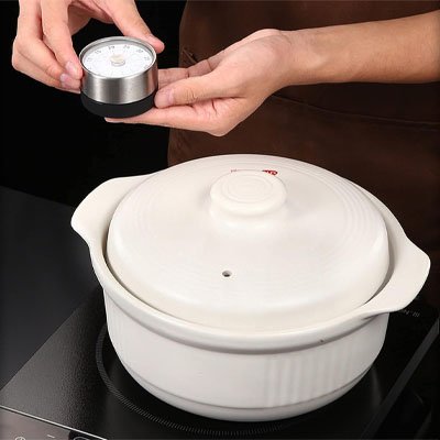 Minuteur cuisine réglé pour une cuisson avec casserole
