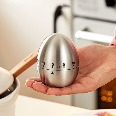 Minuteur cuisine  dans une main