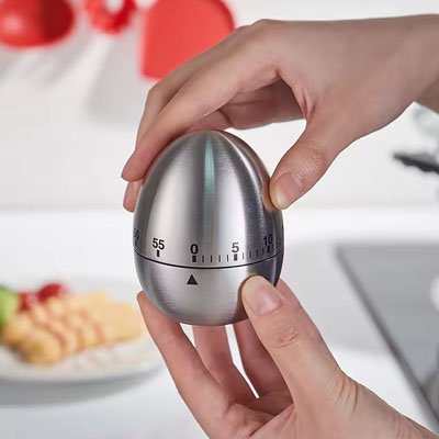 Minuteur cuisine tenu par les mains