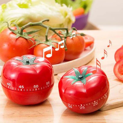 Minuteur cuisine 2 pces plus des tomates dans un plat