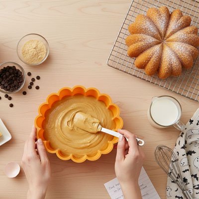 Moule à gâteau silicone en préparation d'un gâteau