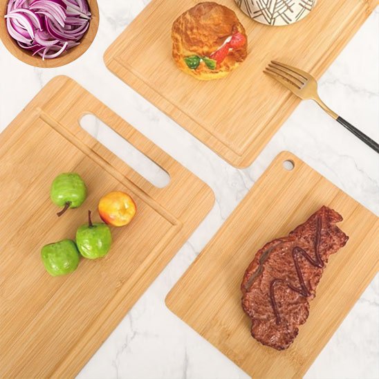 Planche à découper bois sur une table