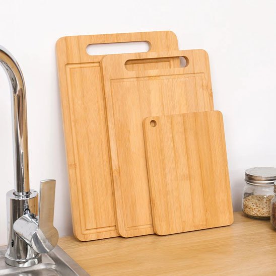 Planche à découper bois contre le mur de cuisine