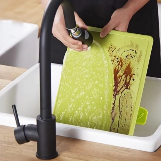 Planche à découper verte dans le lavabo