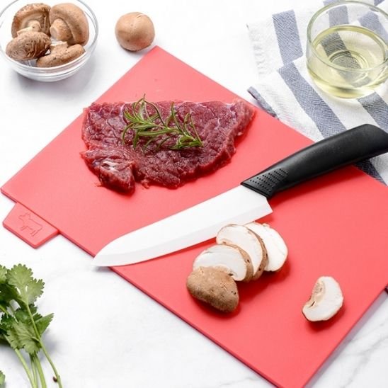 Planche à découper avec de la viande rouge