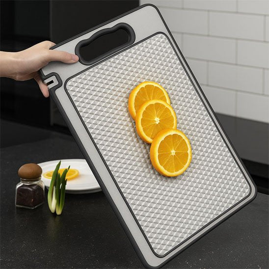 Planche a decouper avec des morceaux de citron