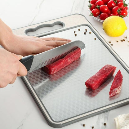 Planche a decouper avec morceaux de viande rouge