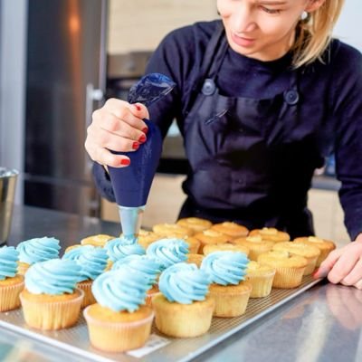 Poche à douille avec un plateau de cupcakes