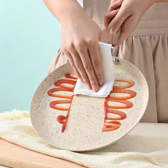 Poêle à crêpe induction avec une personne qui la lave
