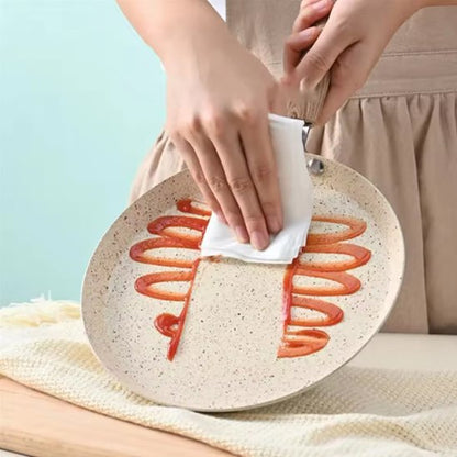 Poêle à crêpe induction avec une personne qui la lave