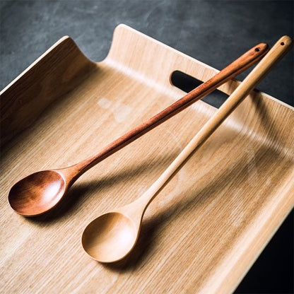 2 cuillères en bois dans un plat